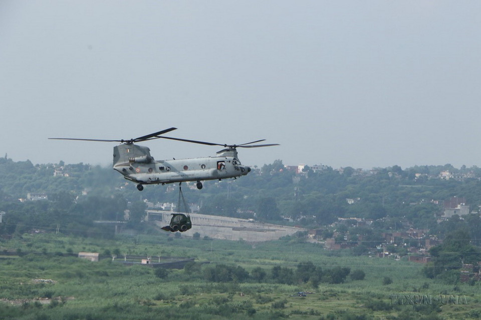 Diễn tập đổ bộ đường không tại Diễn tập song phương Việt Nam-Ấn Độ về gìn giữ hòa bình Liên hợp quốc năm 2022 (Ấn Độ, 18/8/2022). (Ảnh: Ngọc Thúy/TTXVN)