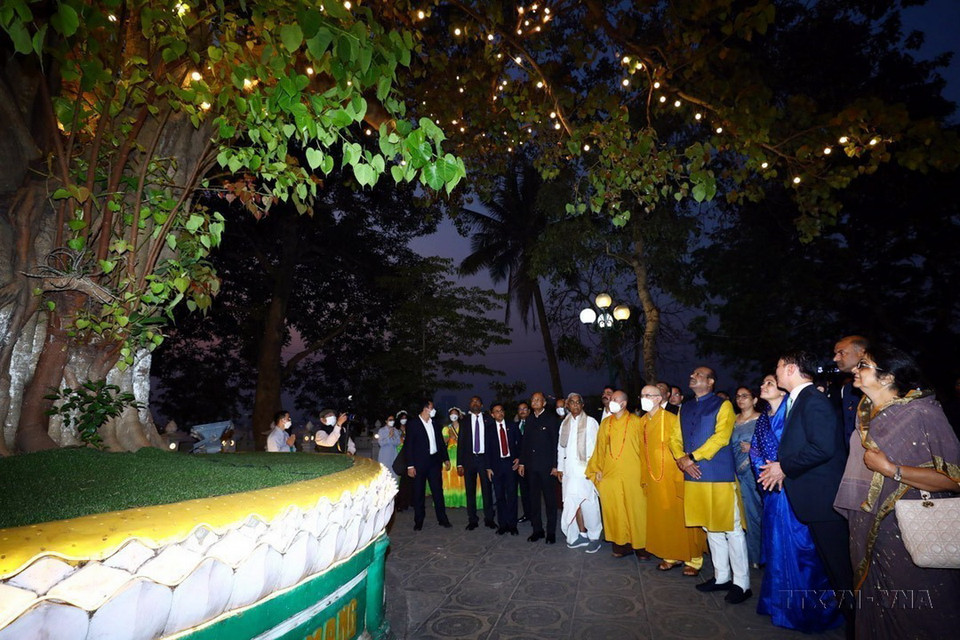 Thượng tọa Thích Thanh Nhã, Trụ trì chùa Trấn Quốc giới thiệu với Chủ tịch Hạ viện Ấn Độ Om Birla về cây bồ đề trong chùa Trấn Quốc do Tổng thống Ấn Độ Rajendra Prasad trao tặng Chủ tịch Hồ Chí Minh năm 1959 (Hà Nội, 20/4/2022). (Ảnh: An Đăng/TTXVN)