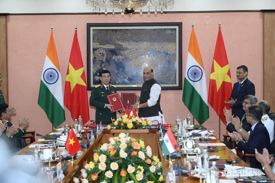 Đại tướng Phan Văn Giang, Bộ trưởng Bộ Quốc phòng và Bộ trưởng Quốc phòng Ấn Độ Rajnath Singh ký biên bản hợp tác giữa Bộ Quốc phòng hai nước (Hà Nội, 8/6/2022). (Ảnh: Trọng Đức/TTXVN)