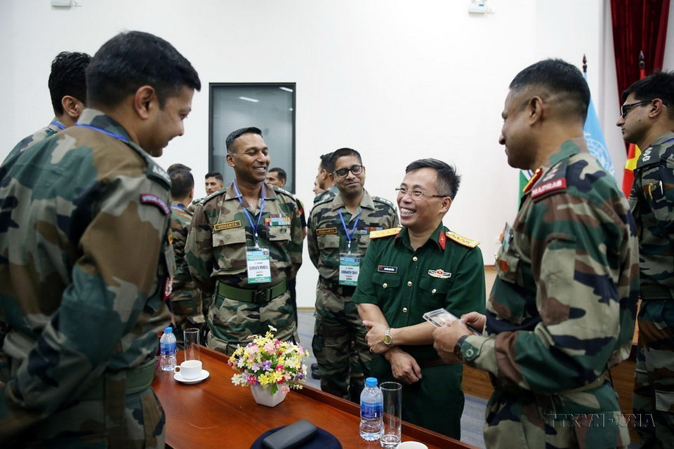 Đại tá Nguyễn Như Cảnh, Phó Cục trưởng Cục Gìn giữ hòa bình Việt Nam trao đổi với các chuyên gia Ấn Độ tại buổi diễn tập chung trên sa bàn về Gìn giữ hoà bình Liên hợp quốc giữa Việt Nam và Ấn Độ (2019). (Ảnh: Dương Giang/TTXVN)