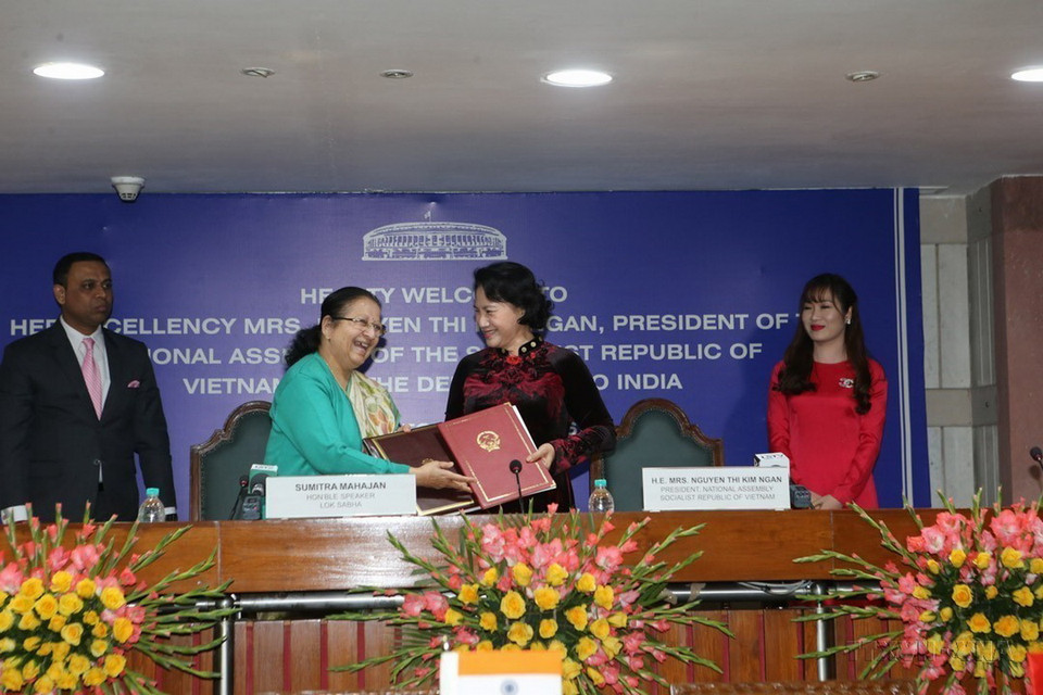 Chủ tịch Quốc hội Nguyễn Thị Kim Ngân và Chủ tịch Quốc hội Cộng hòa Ấn Độ Sumitra Mahajan ký thỏa thuận hợp tác giữa Quốc hội Việt Nam và Hạ viện Ấn Độ (9/12/2016). (Ảnh: Trọng Đức/TTXVN)