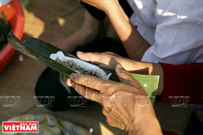 Bánh được gói trong lá chuối có chiều dài khoảng 50cm, chiều ngang khoảng 20cm.