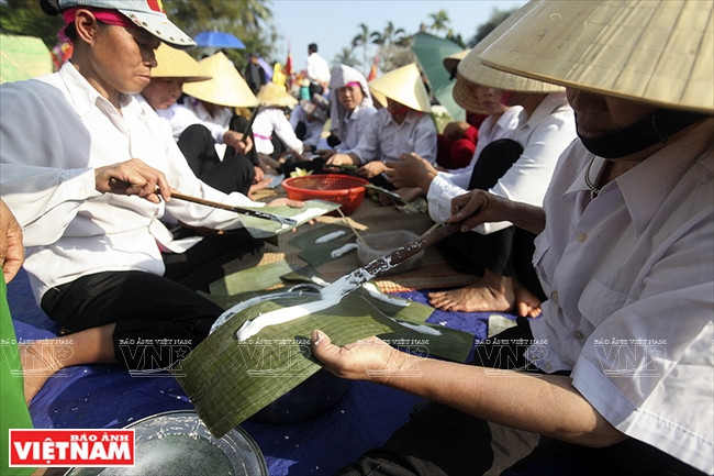 Trong hội thi, các thành viên trong đội được quy định các nhiệm vụ khác nhau. Người thì tra bột vào lá, người thì chêm nhân bánh và những người khéo thay nhất được đảm nhiệm cuốn bánh.