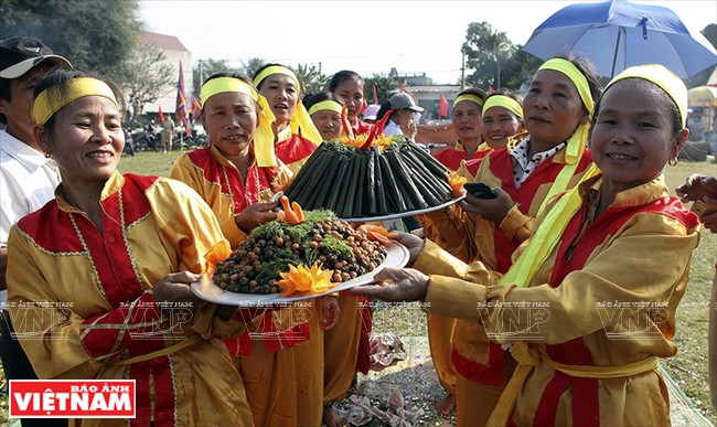 Mâm bánh răng bừa, bánh nhãn đã hoàn thành trong Hội thi dâng lên Thành hoàng làng. 