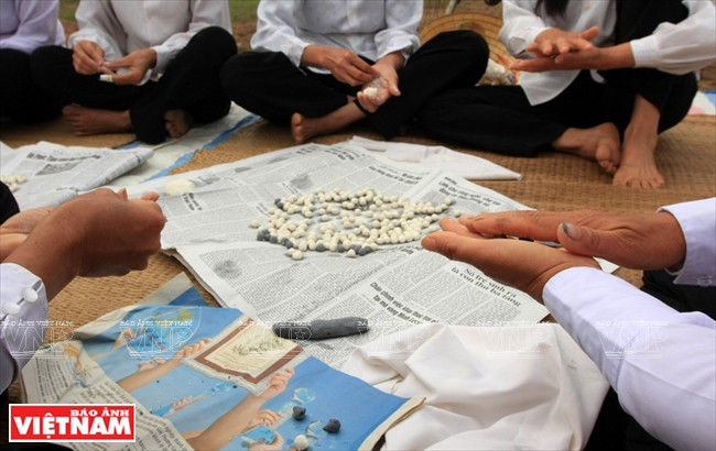 Bánh nhãn được làm từ bột gạo nếp trộn với vỏ quả bưởi nướng khô. Sau đó được nặn thành những viên bi nhỏ đem rán.