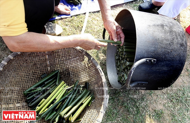 Khi luộn bánh, người ta thường xếp đứng bánh trong nồi để trong quá trình luộc bánh không bị biến dạng và chín không đều.