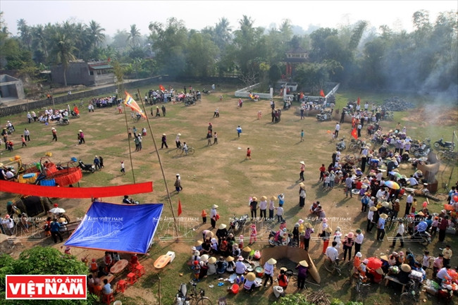 Toàn cảnh hội thi bánh răng bừa, bánh nhãn ở xã Yên Ninh, huyện Yên Định.