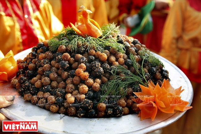 Mâm bánh nhãn được dân làng Yên Ninh hoàn thiện để dâng cúng Thành hoàng làng.