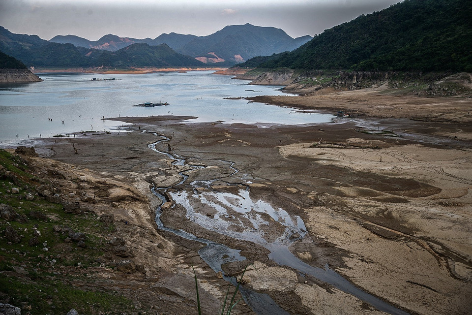 Hồ Hòa Bình nhiều năm trở lại đây đang sụt giảm lượng nước một cách đáng báo động, điều này đang xảy ra trong nhiều năm trở lại đây khi thực trang biến đổi khí hậu đang ngày một diễn ra một cách khắc nghiệt. Trong ảnh: Hồ Hòa Bình đang cạn dần theo từng năm. (Ảnh: Trọng Đạt/TTXVN)