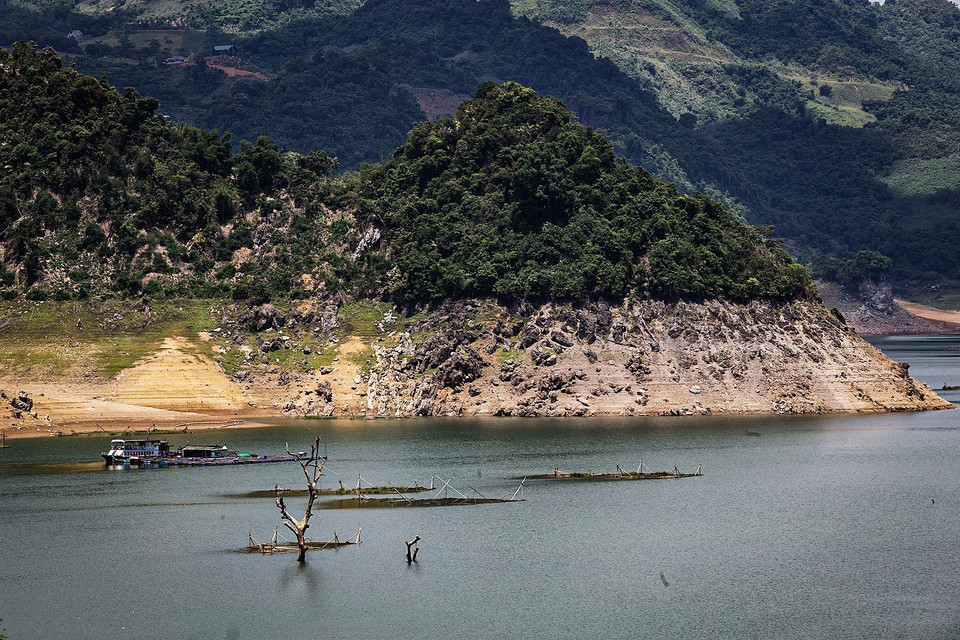 Theo báo cáo của Tập đoàn Điện lực Việt Nam (EVN), lượng nước về các hồ chứa thủy điện trên lưu vực sông Đà trong mùa mưa năm 2021 nay chỉ bằng khoảng 60-70% so với trung bình nhiều năm, đặc biệt các lưu vực giữa của hồ Hòa Bình và Sơn La chỉ bằng 20-60% so với trung bình nhiều năm. (Ảnh: Trọng Đạt/TTXVN)