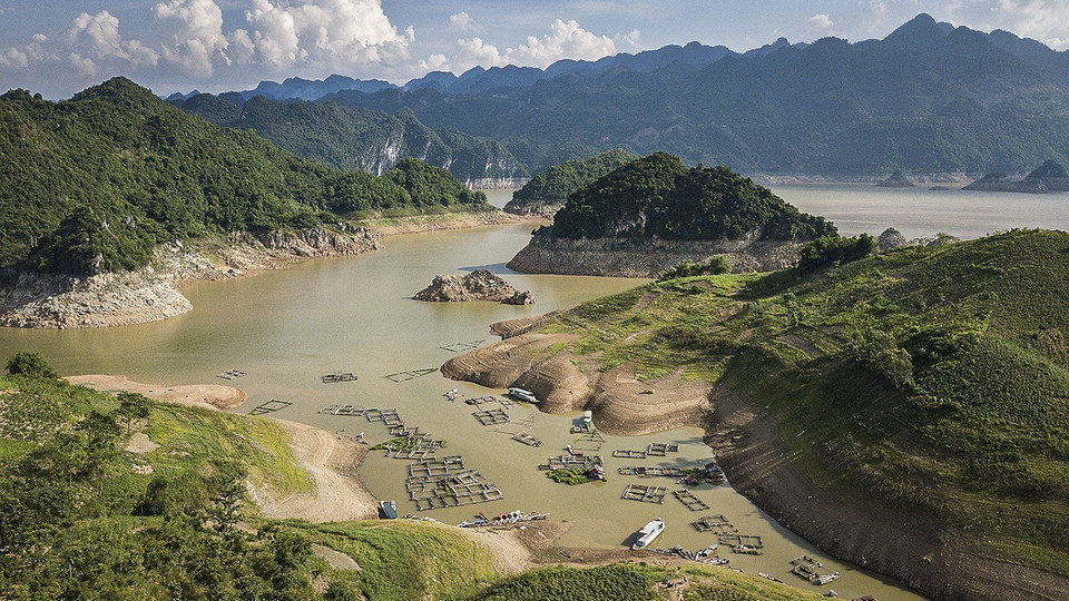 Ngay từ đầu năm 2021 nước sông Đà xuống thấp hơn mọi năm và hình ảnh hồ Hòa Bình mênh mang, xanh ngắt thường thấy đã không còn. Trong ảnh: Rất nhiều cá lồng khu vực các xã Tiền Phong, Vầy Nưa, Hiền Lương của huyện Đà Bắc bị chết do sặc bùn đỏ và thiếu ôxy nghiêm trọng bởi nước hồ Hòa Bình bị cạn. (Ảnh: Trọng Đạt/TTXVN)