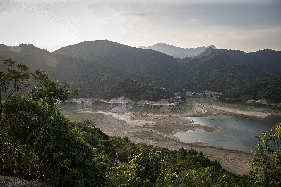 Hình ảnh cạn trơ đáy sông của nhánh sông Đà chảy về địa phận xã Hiền Lương, huyện Đà Bắc, nơi nhiều năm trước luôn đầy ắp nước xanh trong mêng mông. (Ảnh: Trọng Đạt/TTXVN)