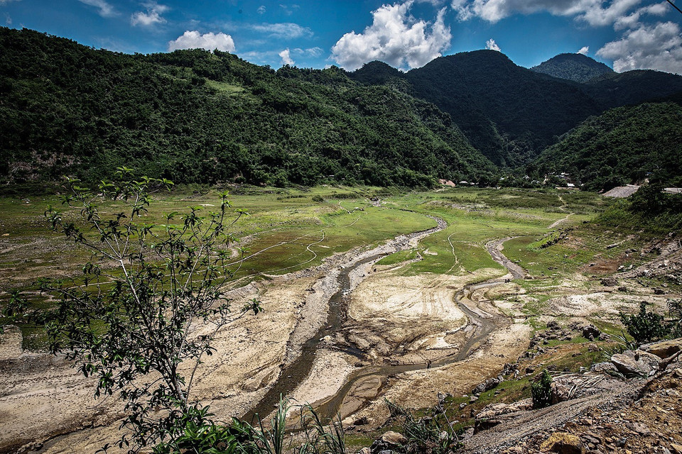 Một nhánh sông Đà chảy về xã Hiền Lương, huyện Đà Bắc nhiều tháng qua đã cạn trơ đáy. Những năm trước, tàu du lịch có thể đưa du khách đi qua nơi đây để ghé thăm các Homestay của xã Hiền Lương. (Ảnh: Trọng Đạt/TTXVN)