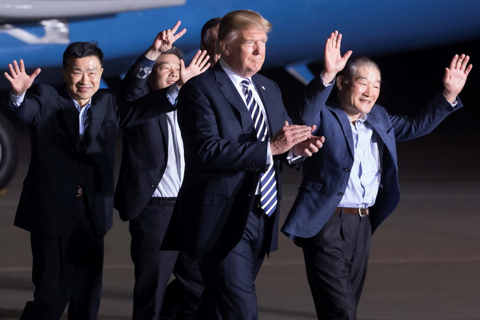 Tổng thống Mỹ Donald Trump (ảnh, giữa) tại lễ đón ba công dân Mỹ vừa được Triều Tiên trả tự do Kim Dong-chul (phải), Kim Hak-song (thứ 2, trái) và Tony Kim (trái) tại căn cứ không quân Andrews. (Nguồn: EPA-EFE/TTXVN)