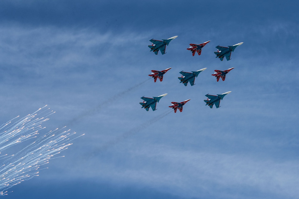 Ngày 9/5, lễ diễu binh hoành tráng kỷ niệm 73 năm Ngày Chiến thắng trong Chiến tranh Vệ quốc vĩ đại (9/5/1945-9/5/2018) đã diễn ra tại Quảng trường Đỏ ở thủ đô Moskva của Nga với sự tham gia của 13.000 quân nhân cùng 159 trang thiết bị và khí tài quân sự, cùng 75 máy bay và trực thăng. Trong ảnh: Máy bay chiến đấu của Nga tại lễ diễu binh kỷ niệm 73 năm Ngày Chiến thắng ở Moskva ngày 9/5. (Nguồn: THX/TTXVN)