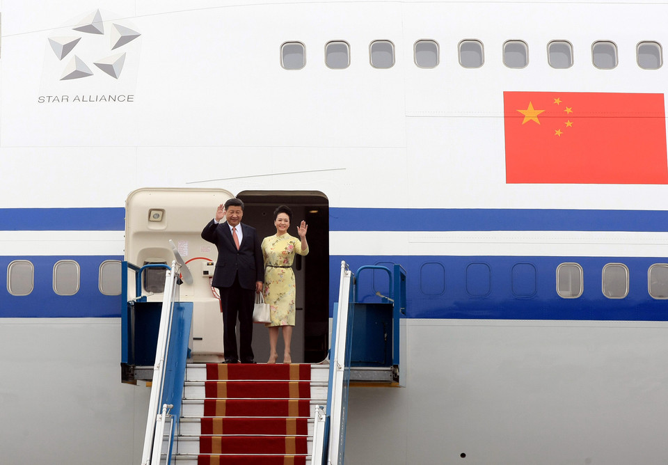 Tổng Bí thư, Chủ tịch nước Tập Cận Bình và Phu nhân tới sân bay Quốc tế Nội Bài. (Ảnh: Phạm Kiên/TTXVN