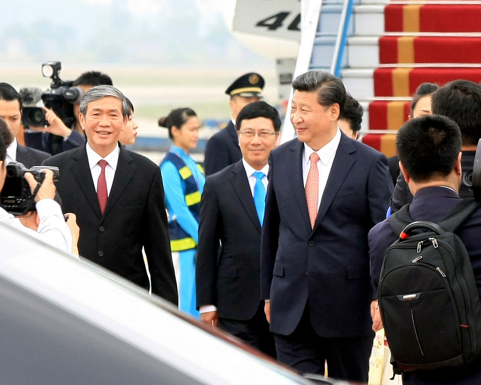 Ông Đinh Thế Huynh, Ủy viên Bộ Chính trị, Bí thư Trung ương Đảng, Trưởng Ban Tuyên giáo Trung ương và Phó Thủ tướng, Bộ trưởng Ngoại giao Phạm Bình Minh đón Tổng Bí thư, Chủ tịch nước Tập Cận Bình và Phu nhân tại sân bay Quốc tế Nội Bài. (Ảnh: Phạm Kiên/TTXVN)