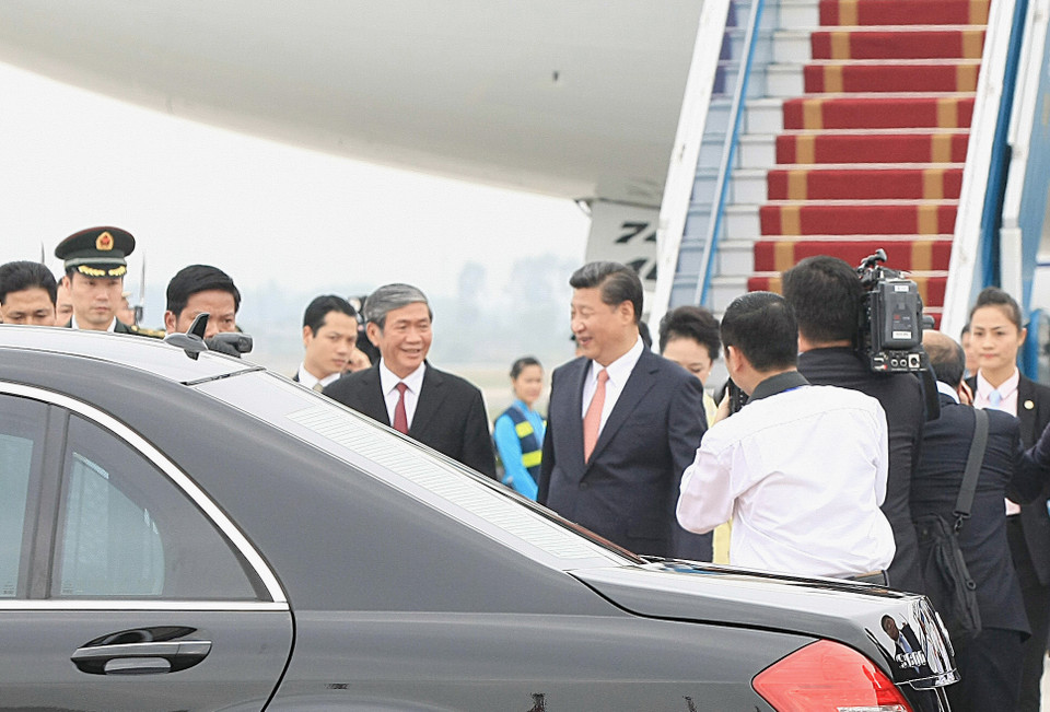 Ông Đinh Thế Huynh, Ủy viên Bộ Chính trị, Bí thư Trung ương Đảng, Trưởng Ban Tuyên giáo Trung ương và Phó Thủ tướng, Bộ trưởng Ngoại giao Phạm Bình Minh đón Tổng Bí thư, Chủ tịch nước Tập Cận Bình và Phu nhân tại sân bay Quốc tế Nội Bài. (Ảnh: Phạm Kiên/TTXVN)