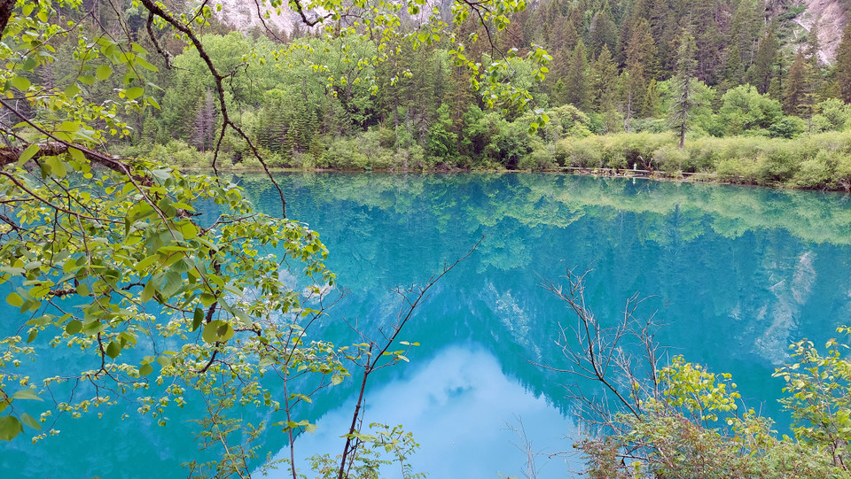 Đến Cửu Trại Câu, du khách sẽ được chiêm ngưỡng cảnh đẹp mê đắm lòng người tại những địa điểm hàng đầu như Hồ Ngũ Sắc, Hồ Tê Giác, Thác Thụ Chính, Thác Nặc Nhật Lãng, bãi Trân Châu… (Ảnh: Tiến Trung-Thành Dương/Vietnam+)