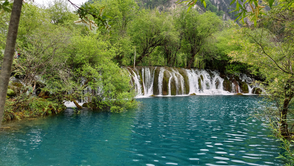 Với vẻ đẹp mê hồn được ví như chốn ‘Thiên đường nơi trần thế,’ năm 1992, thắng cảnh này đã được Tổ chức Giáo dục, Khoa học và Văn hóa Liên hợp quốc (UNESCO) công nhận là Di sản thiên nhiên thế giới, thu hút đông đảo du khách tham quan. (Ảnh: Tiến Trung-Thành Dương/Vietnam+)