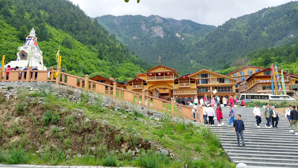 Cái tên Cửu Trại Câu có nghĩa là thung lũng 9 chín làng, nhằm chỉ 9 ngôi làng của người Tạng và người Khương sinh sống ở đây trước kia. Hiện nay, 7 trên 9 ngôi làng vẫn còn cư dân người Tạng sinh sống. (Ảnh: Tiến Trung-Thành Dương/Vietnam+)