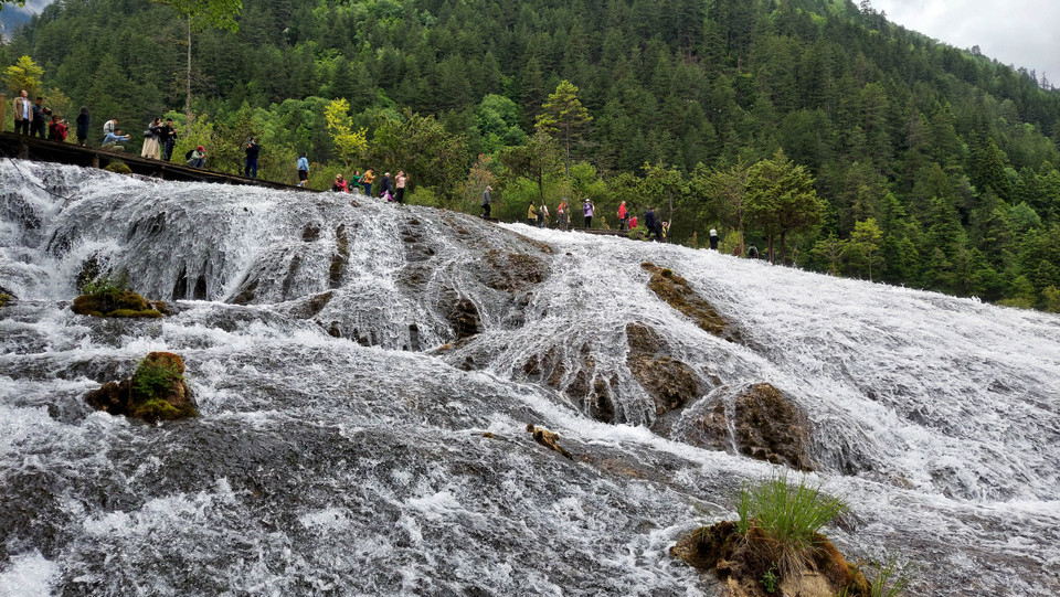 Cửu Trại Câu với môi trường nguyên sinh, không khí trong lành, thời tiết mát mẻ quanh năm, những đỉnh núi phủ tuyết trắng, cùng với các cánh rừng bạt ngàn xanh thẳm và những hồ nước màu lục bảo trong xanh tận đáy, tạo nên khung cảnh thiên nhiên tuyệt mỹ. (Ảnh: Tiến Trung-Thành Dương/Vietnam+)