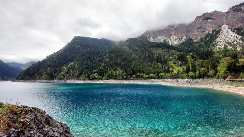 Cửu Trại Câu với môi trường nguyên sinh, không khí trong lành, thời tiết mát mẻ quanh năm, những đỉnh núi phủ tuyết trắng, cùng với các cánh rừng bạt ngàn xanh thẳm và những hồ nước màu lục bảo trong xanh tận đáy, tạo nên khung cảnh thiên nhiên tuyệt mỹ. (Ảnh: Tiến Trung-Thành Dương/Vietnam+)