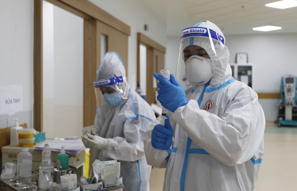 Các y, bác sỹ Bệnh viện hồi sức COVID-19 Thành phố Hồ Chí Minh chuẩn bị các liều lượng thuốc để điều trị tích cực bệnh nhân COVID-19 nặng. (Ảnh: Thanh Vũ/TTXVN)