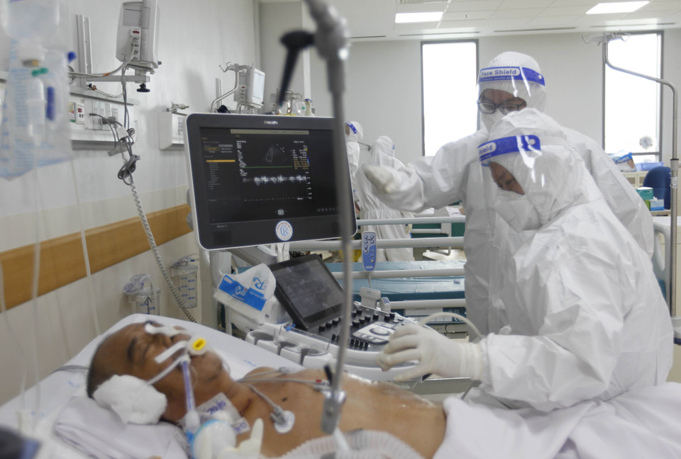 Các y, bác sỹ tích cực điều bệnh nhân COVID-19 nặng. (Ảnh: Thanh Vũ/TTXVN)