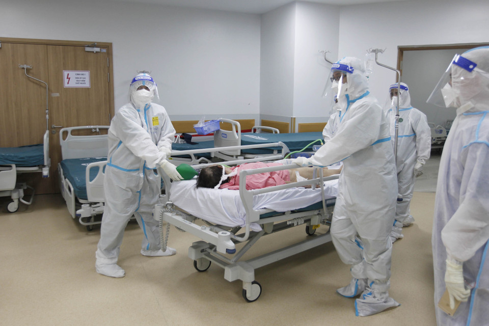 Các y, bác sỹ Bệnh viện hồi sức COVID-19 Thành phố Hồ Chí Minh tiếp nhận, điều trị tích cực bệnh nhân COVID-19 nặng mới nhập viện. (Ảnh: Thanh Vũ/TTXVN)