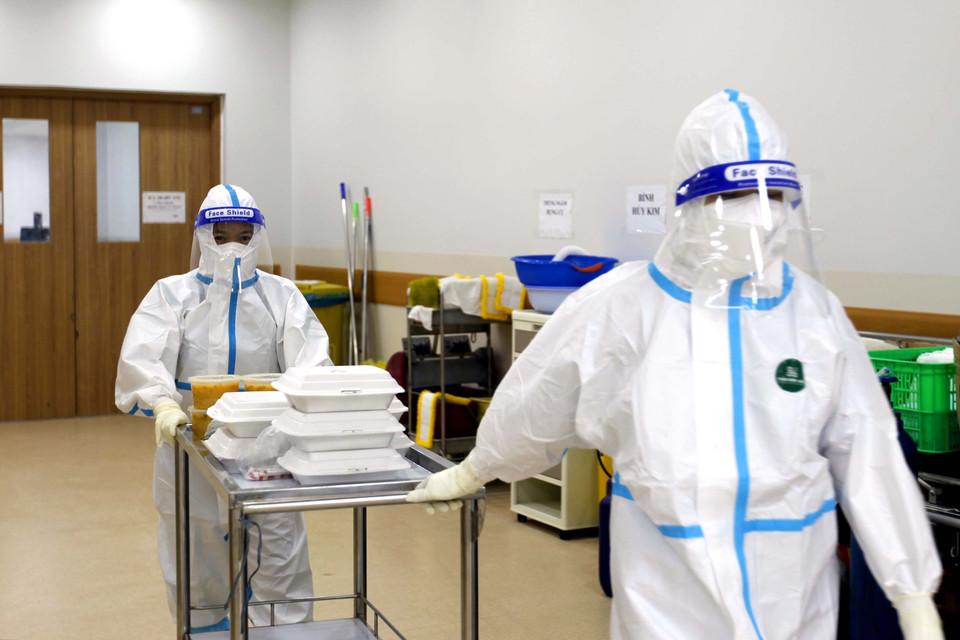 Các lực lượng tình nguyện chuẩn bị phần ăn trưa cho các bệnh nhân COVID-19 nặng đang điều trị tích cực tại Bệnh viện hồi sức COVID-19 Thành phố Hồ Chí Minh. (Ảnh: Thanh Vũ/TTXVN)