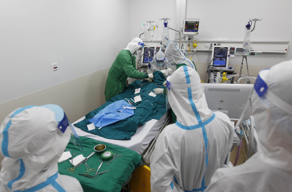 Các y, bác sỹ thực hiện ca mổ, điều trị tích cực bệnh nhân COVID-19 nặng. (Ảnh: Thanh Vũ/TTXVN0