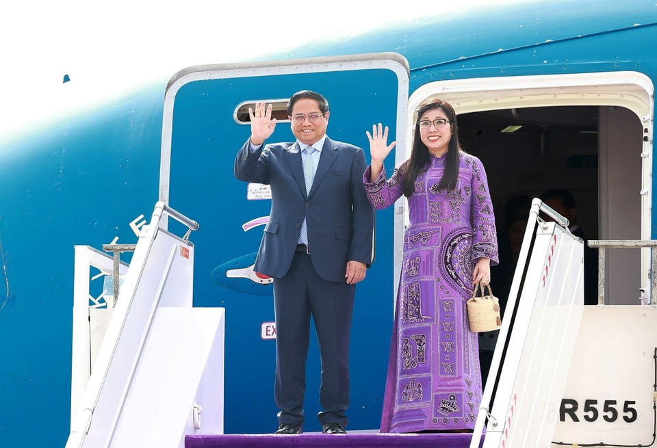 Thủ tướng Phạm Minh Chính và Phu nhân đến Sân bay quốc tế King Khalid, thủ đô Riyadh, Vương quốc Saudi Arabia. (Ảnh: Dương Giang/TTXVN)