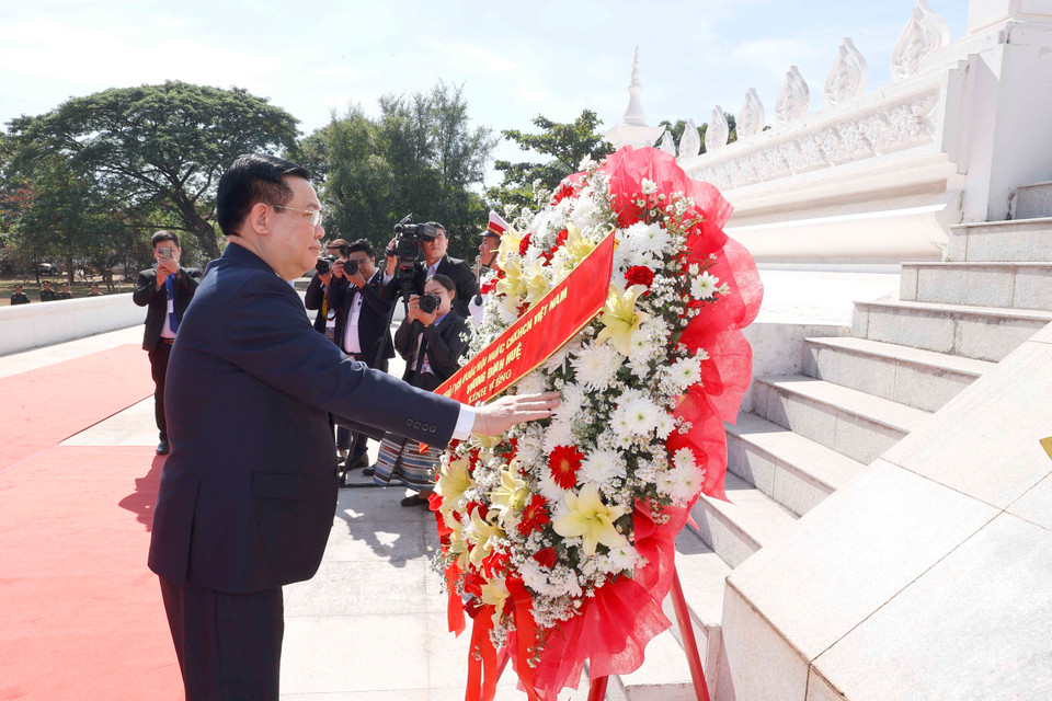 Chủ tịch Quốc hội Vương Đình Huệ đặt vòng hoa tại Đài Liệt sỹ vô danh Lào. (Ảnh: Doãn Tấn/TTXVN)