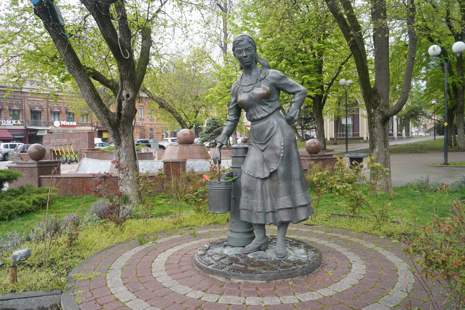 Dễ bắt gặp những bức tượng như thế này trên đường phố trung tâm của Rostov. (Ảnh: Duy Trinh/TTXVN)