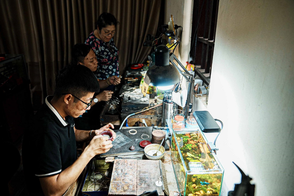 Những người thợ bạc Định Công vẫn ngày ngày miệt mài "giữ lửa" nghề truyền thống. (Ảnh: Phạm Tuấn Anh/TTXVN)
