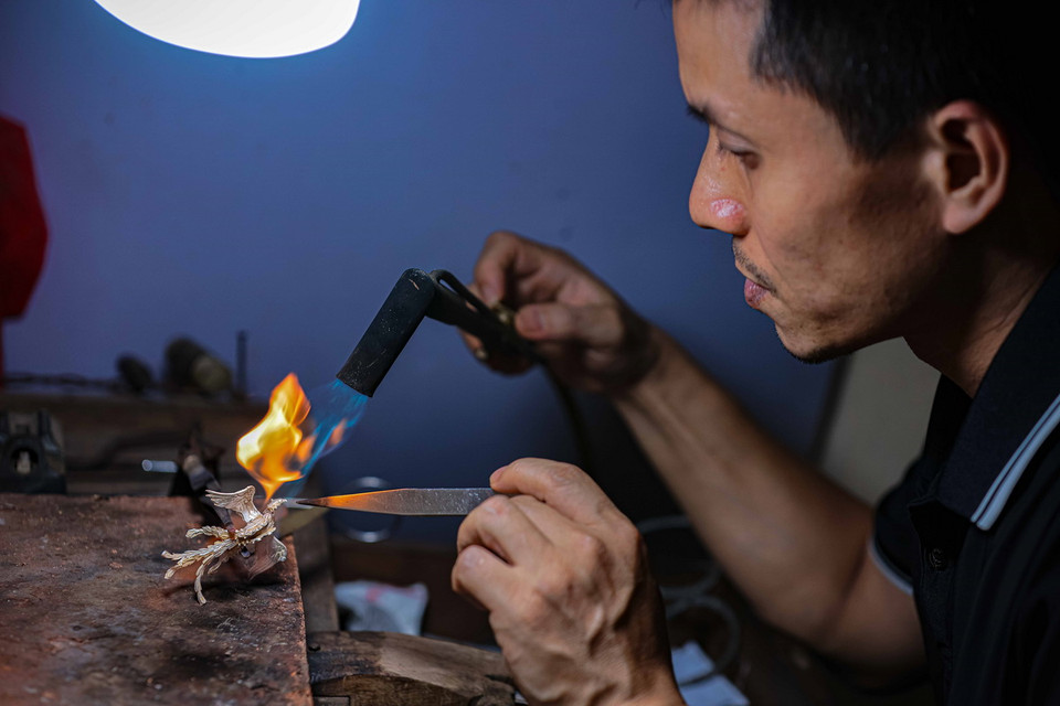 Nghệ nhân Quách Phan Tuấn Anh (một trong 2 nghệ nhân còn lại của làng) đang chế tác sản phẩm. (Ảnh: Hoàng Hiếu/TTXVN)