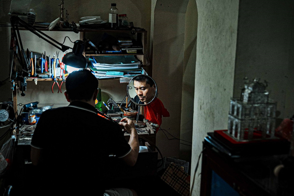 Nghệ nhân Quách Phan Tuấn Anh (một trong 2 nghệ nhân còn lại của làng) vẫn ngày ngày giữ lửa nghề. (Ảnh: Phạm Tuấn Anh/TTXVN)