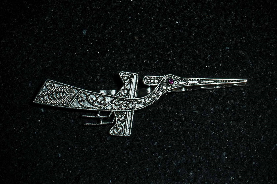 Chim Lạc Việt được những người thợ Định Công khéo léo chế tác từ những sợi bạc nhỏ như sợi tóc. (Ảnh: Phạm Tuấn Anh/TTXVN)