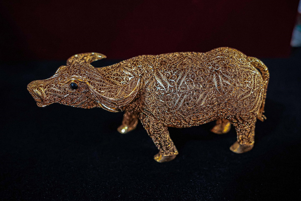 Trâu mạ vàng - sản phẩm tinh xảo được chế tác từ bàn tay tài hoa của người thợ đậu bạc Định Công. (Ảnh: Hoàng Hiếu/TTXVN)