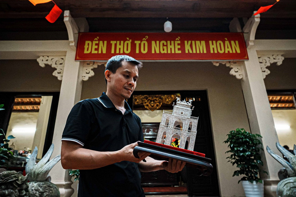 Sản phẩm đậu bạc Định Công thường được sử dụng làm quà tặng trong và ngoài nước, những món quà thể hiện kỹ thuật, sự tinh tế, độ tinh xảo trong chế tác. (Ảnh: Phạm Tuấn Anh/TTXVN)