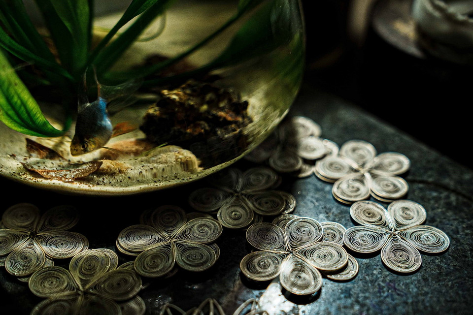 Từ những sợi bạc nhỏ như sợi tóc, người thợ kim hoàn Định Công chế tác các sản phẩm tinh xảo hình hoa, lá, cây, cỏ, động vật phục vụ nhu cầu thị trường. (Ảnh: Phạm Tuấn Anh/TTXVN)