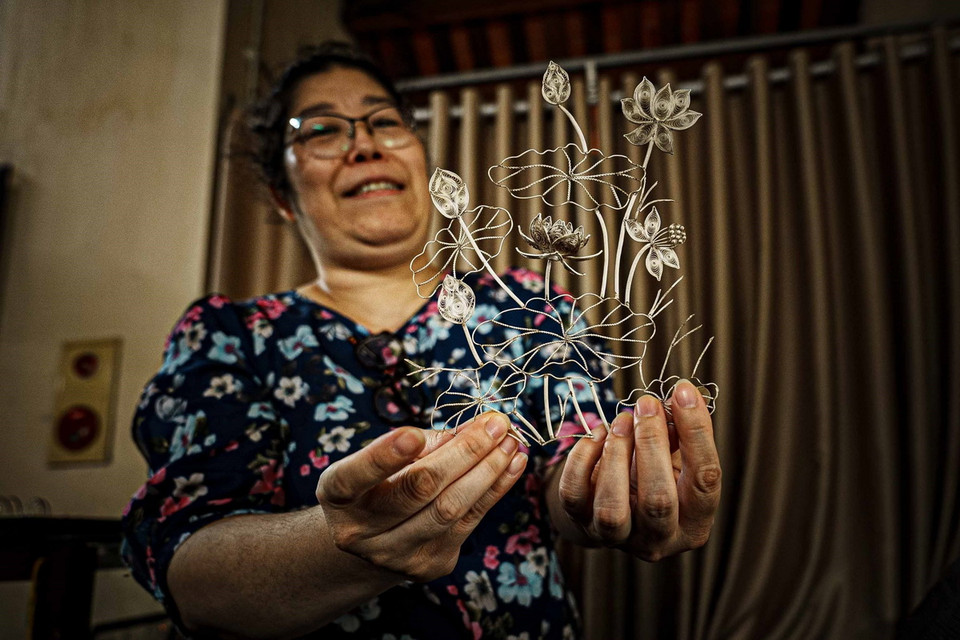 Bức tranh hoa sen với nhiều chi tiết, hoa văn nhỏ đã được hoàn thiện. (Ảnh: Phạm Tuấn Anh/TTXVN)