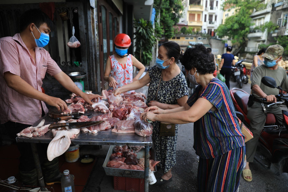 Sáng 19/7, những mặt hàng chính như rau và thịt vẫn đảm bảo cung ứng đủ cho người dân. (Ảnh: Thành Đạt/TTXVN)