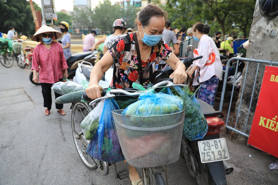 Quang cảnh dân mua bán tại chợ Hữu Tiệp (phường Ngọc Hà, quận Ba Đình). (Ảnh: Thành Đạt/TTXVN)