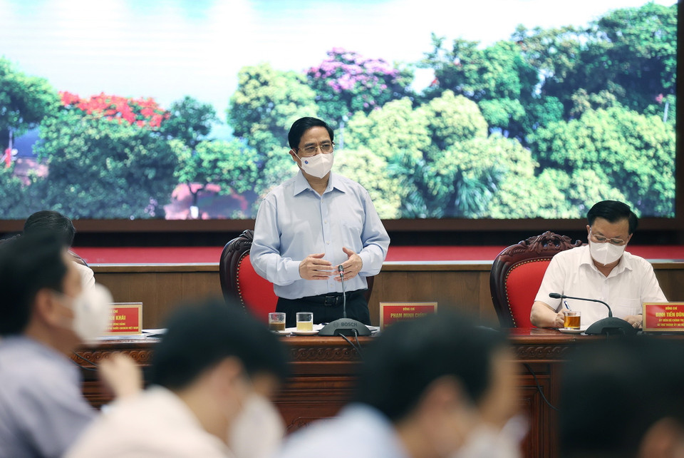 Thủ tướng Phạm Minh Chính yêu cầu thành phố Hà Nội kiên trì thực hiện "mục tiêu kép," vừa phòng, chống dịch, vừa phát triển kinh tế-xã hội. (Ảnh: Dương Giang/TTXVN)