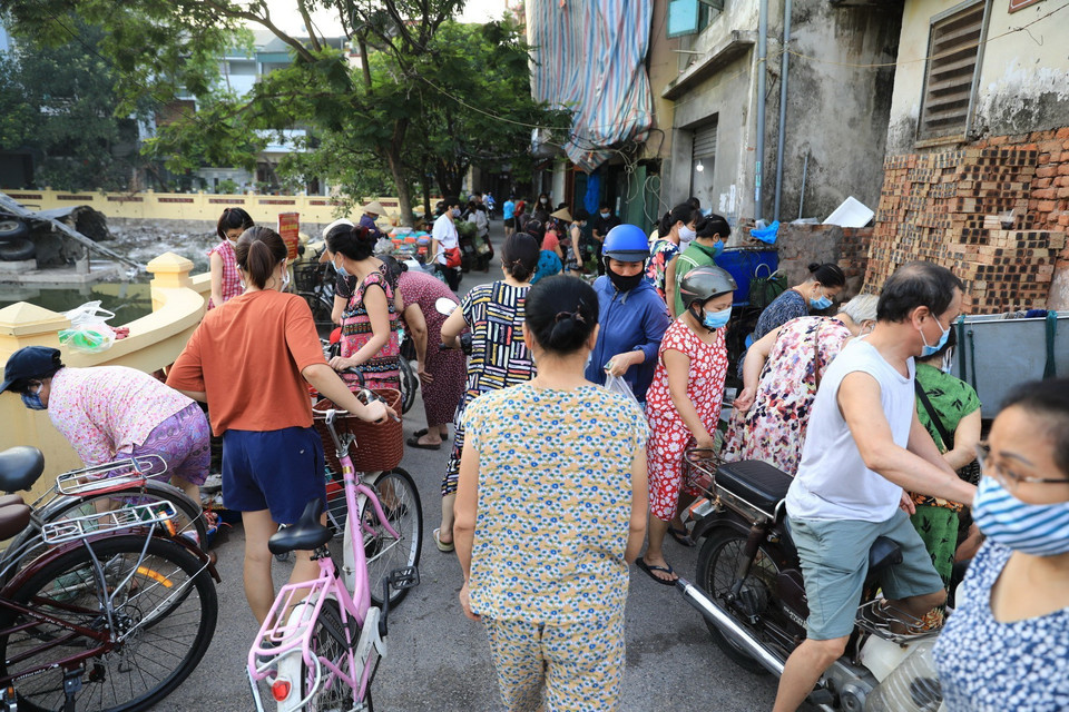 Sáng 19/7, rất nhiều người dân đổ xô ra chợ mua hàng, tuy nhiên cần nâng cao ý thức phòng chống dịch, không tụ tập đông người. (Ảnh: Thành Đạt/TTXVN)