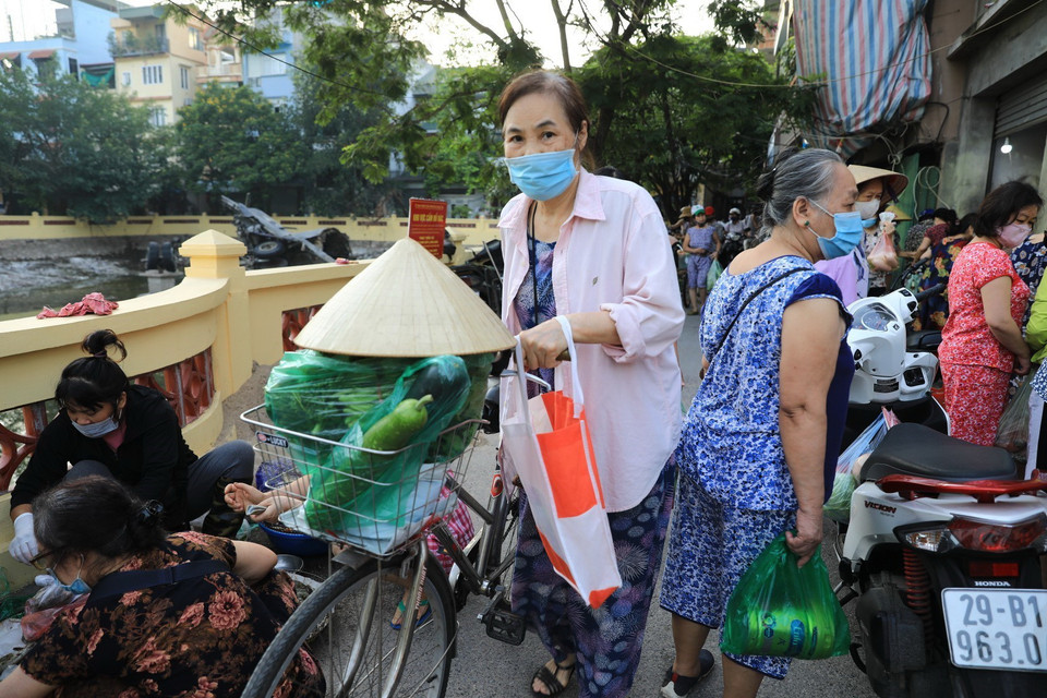 Sở Công Thương Hà Nội khẳng định, hàng hóa đã được dự trữ gấp 3 lần bình thường, người dân không nên lo sợ và tích trữ lương thực, thực phẩm. (Ảnh: Thành Đạt/TTXVN)