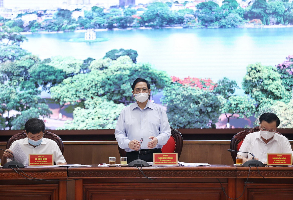 Thủ tướng Phạm Minh Chính làm việc với lãnh đạo chủ chốt thành phố Hà Nội về công tác phòng, chống dịch COVID-19, tình hình phát trển kinh tế-xã hội 6 tháng đầu năm; triển khai nhiệm vụ, giải pháp thúc đẩy sản xuất, kinh doanh trong những tháng cuối năm 2021. (Ảnh: Dương Giang/TTXVN)