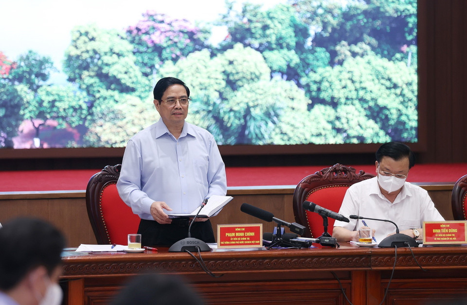 Thủ tướng Chính phủ chỉ rõ, trong công tác phòng, chống dịch COVID-19 của thành phố cần quyết liệt hơn, hiệu quả hơn, không để dịch bệnh diễn biến phức tạp hơn. (Ảnh: Dương Giang/TTXVN)